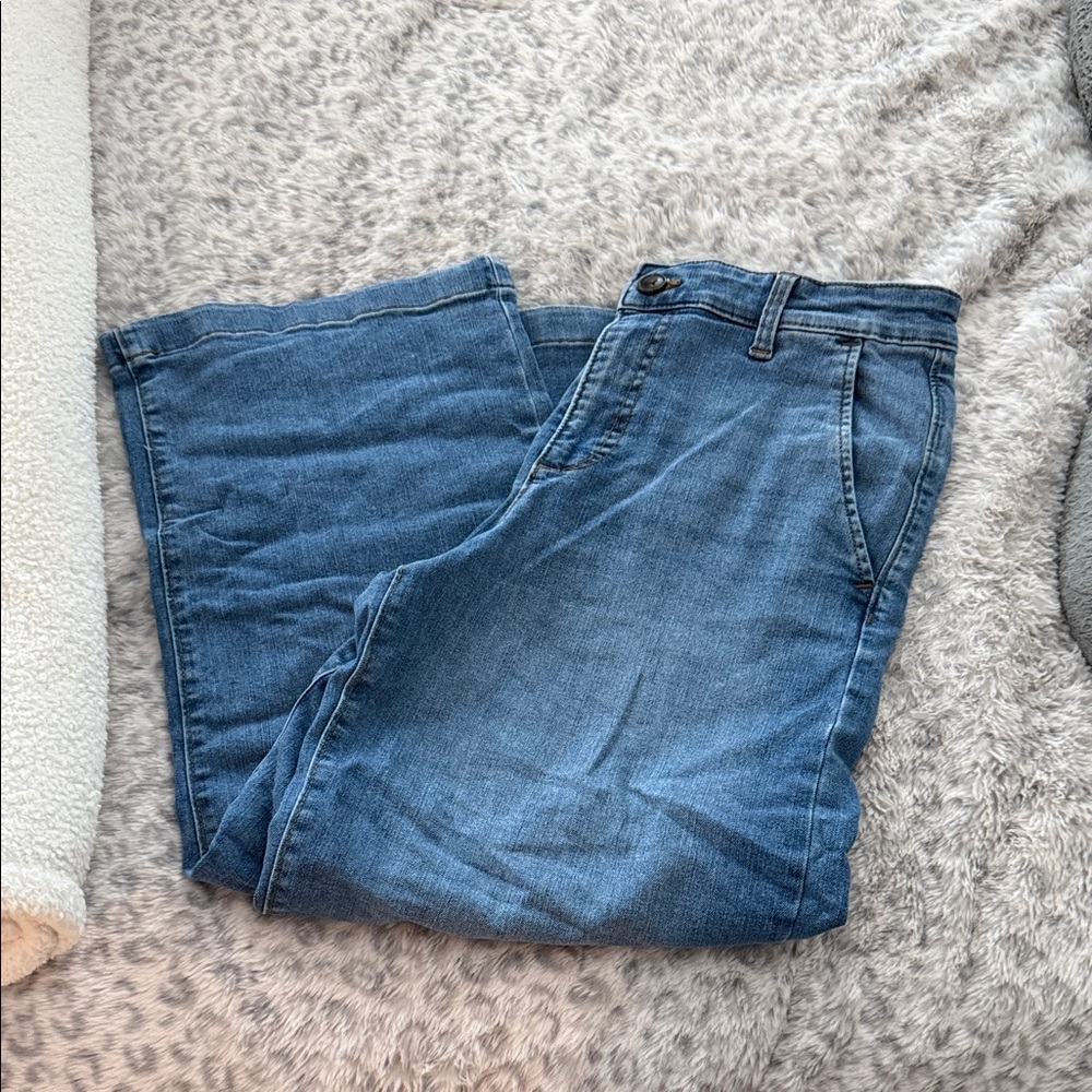 Wide leg cropped blue jeans